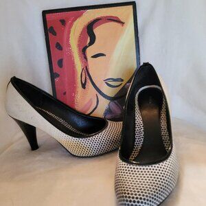 Fioni, size 9.5, white with black polka dots